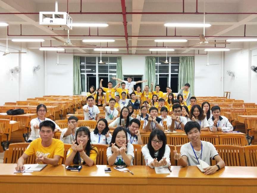 学院团总支成员合照（任副书记）