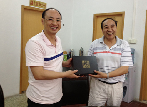 肇庆学院工会主席杨帆带领羽毛球、乒乓球团队来校交流