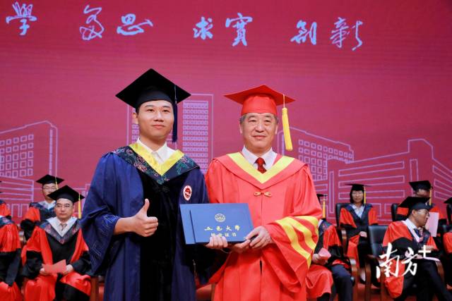 五邑大学校长张运华为2024届毕业生授予学位。 