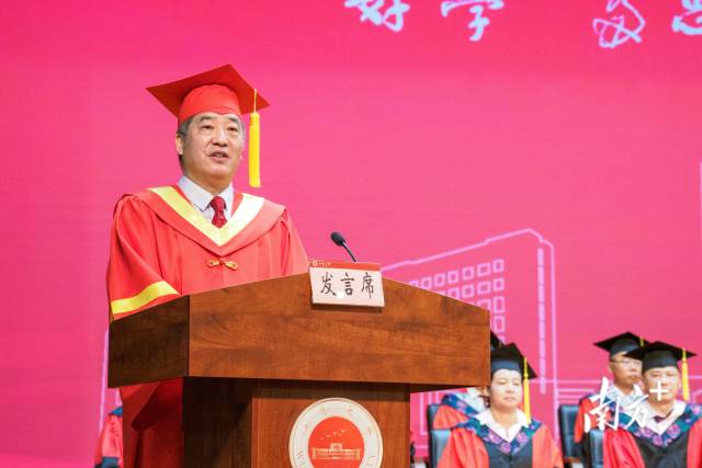 张运华寄语毕业生向“新”而行，勇往直前。五邑大学供图